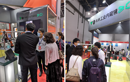 58必威网站人员向参观者介绍 58必威网站人员向参观者介绍