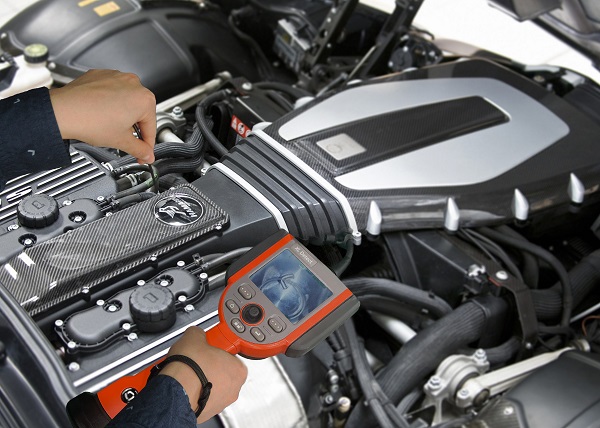 汽车内窥镜检测现场实拍图